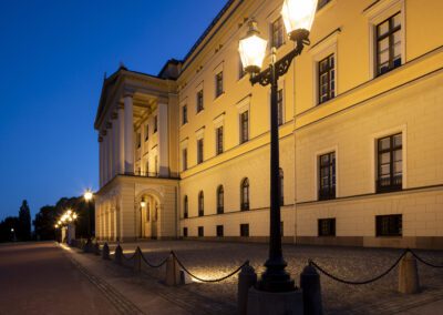 Kandelaberlykter foran Det kongelige slott