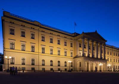 Kandelaberlykter foran Det kongelige slott